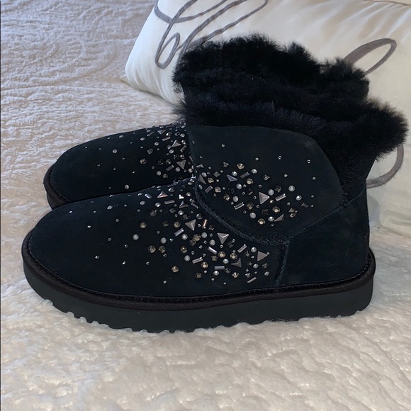 {UGG} BNWOT UGG Boots - Picture 2 of 6